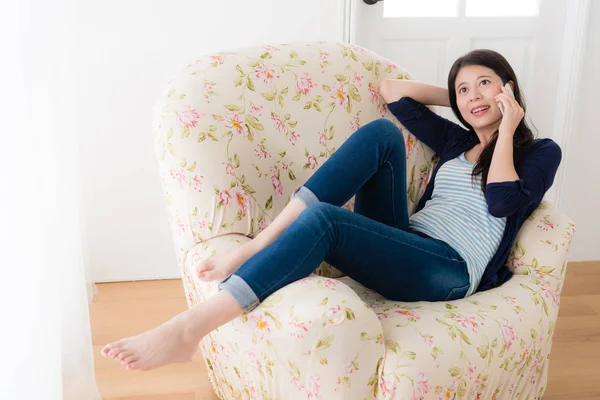 pencere kanepe önünde oturan mutlu gülümseyen kız