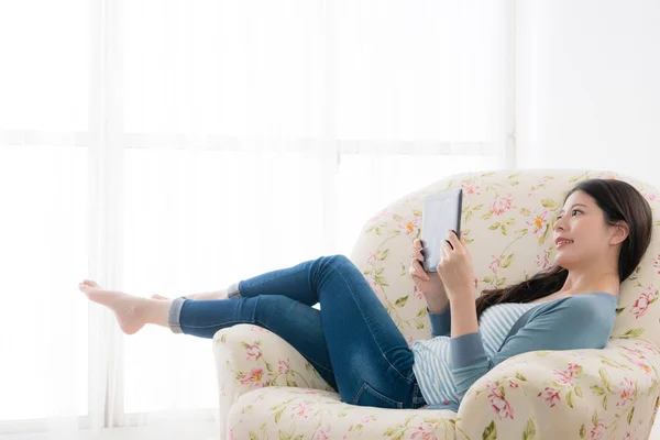 Feliz sonriente mujer acostada en sofá silla — Foto de Stock