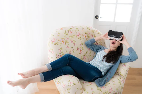 Щаслива весела жінка за допомогою пристрою віртуальної реальності — стокове фото