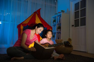 Güzellik gülümseyen anne levha müzik kitap