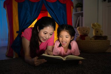 Bayan ve mutlu güzel küçük kız gülümseyen güzellik