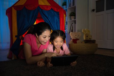 Gençlik çok mobil dijital tablet tutan çocuk