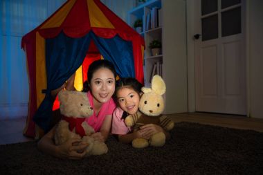 gülümseyen anne tutmak oyuncak oyuncak kızı ile