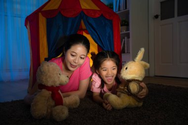 mutlu acelesiz anne ve çok tatlı küçük kız