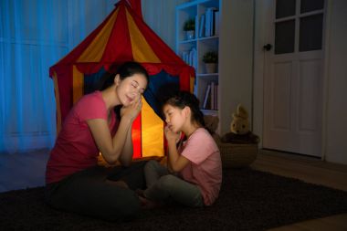 Güzellik güzel anneye sevimli küçük kızını