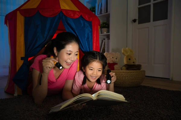 şirin çocuk gülümseyen zarif gülümseyen anne