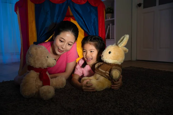 Mooi kind houden konijn pop met vrouw — Stockfoto