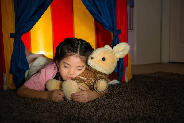 Zoete jeugd dochter liggen in kinderen tent — Stockfoto