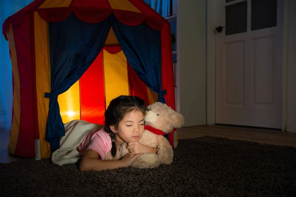 Zoete schoonheid kid liggen slapen in de tent van de kinderen — Stockfoto