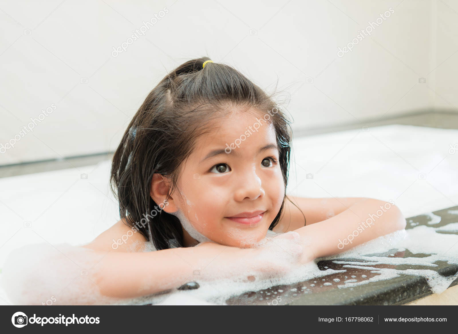 Muito sorrindo crianças do sexo feminino tomando banho na banheira — Foto ©  primagefactory 167798062