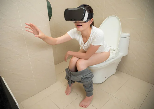 Sorrindo agradavelmente mulher vestindo realidade virtual — Fotografia de Stock
