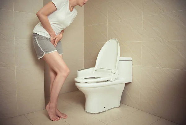 Menarik gadis muda merasa urgensi urin — Stok Foto