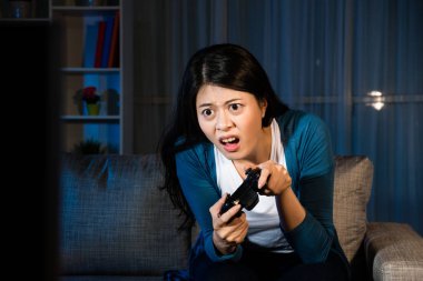 Online video oyun oynarken çok şık kadın