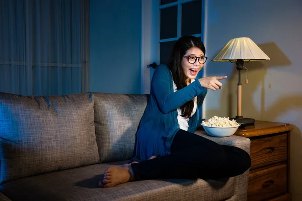 Sonriente estudiante haciendo gesto señalando — Foto de Stock