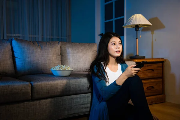 Meisje afstandsbediening kiezen van televisie houdt — Stockfoto