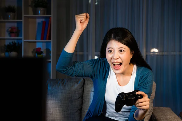 Aantrekkelijk meisje televisie video spel — Stockfoto