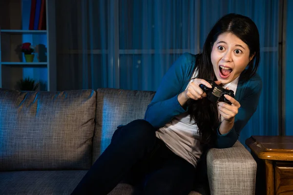 Vrolijke schoonheid vrouw met behulp van handheld controller — Stockfoto