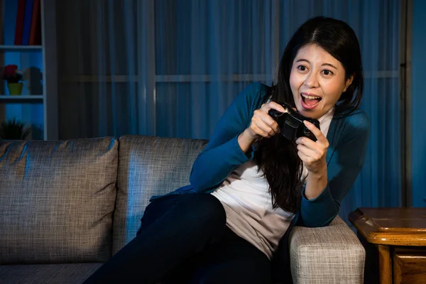 Gelukkig lachende dame spelen van online video game — Stockfoto