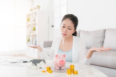 hüzünlü güzel kadın yeni bir ev satın almak istiyorum