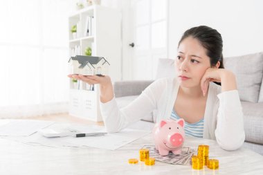 oturma odasında genç zarif anne