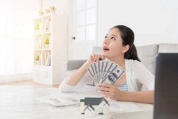 Dona de casa contando nota de dinheiro de poupança pessoal — Fotografia de Stock