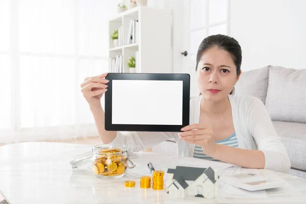 Ongelukkige jonge moeder houden van mobiele stootkussen computer — Stockfoto