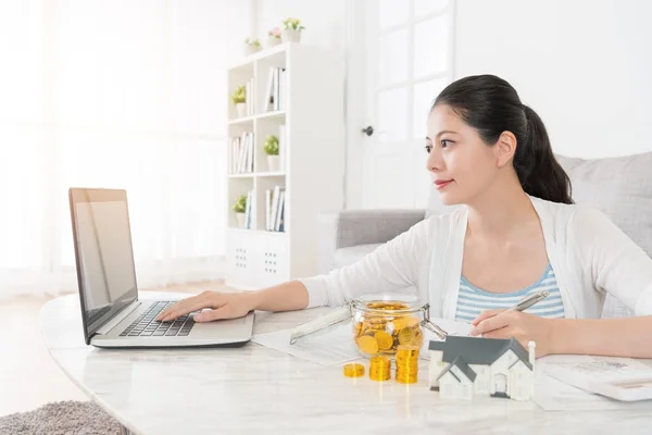 Menina de beleza usando laptop móvel depósito de busca — Fotografia de Stock