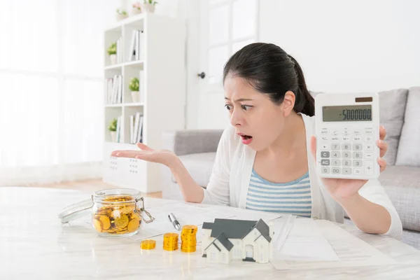 Mãe usando calculadora mostrando número negativo — Fotografia de Stock