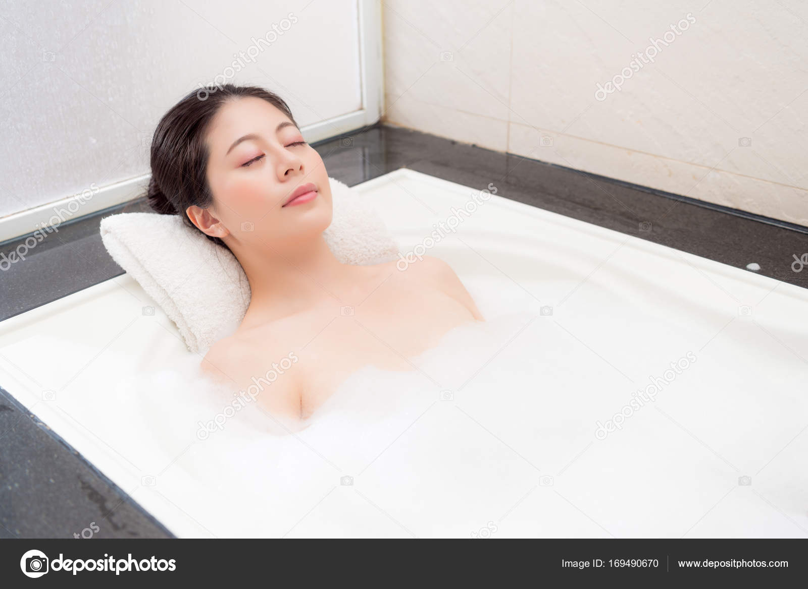 dolce bella donna sdraiata nel sonno della vasca da bagno — Foto ... dolce bella donna sdraiata nel sonno della vasca da bagno — Foto ...