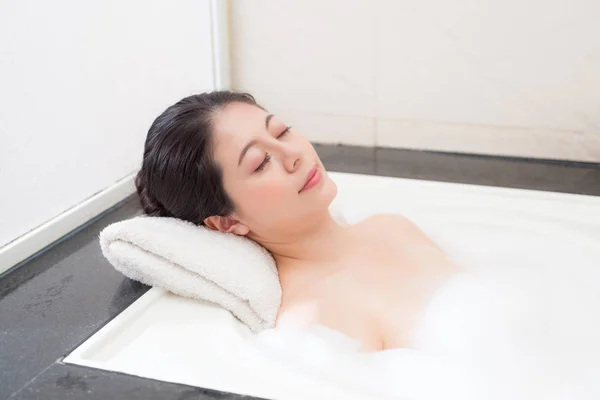 Bellezza donna attraente utilizzando bolla acqua spa — Foto Stock