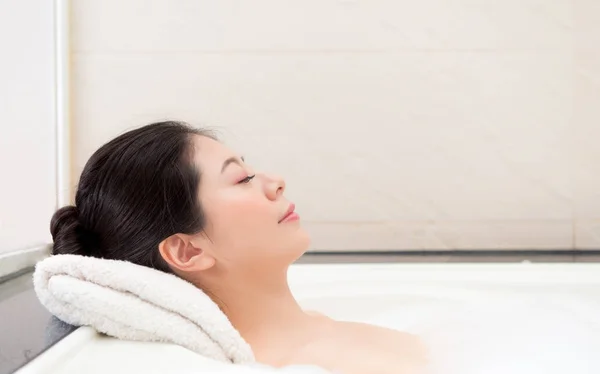 Foto close-up de elegante jovem mulher desfrutando de spa — Fotografia de Stock