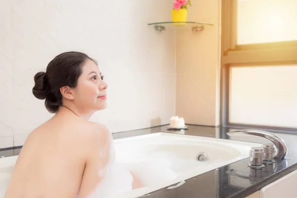 Chica con belleza piel usando burbuja lavado cuerpo —  Fotos de Stock