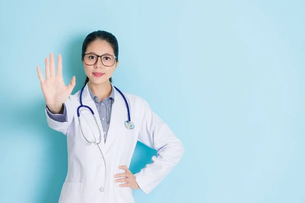 Elegáns jogok nő orvos mutatja a stop gesztus — Stock Fotó