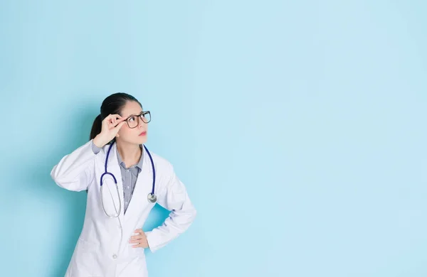 Serieus vrouwelijke ziekenhuis arts glazen houden — Stockfoto