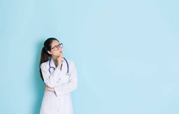 Mooie professionele vrouwelijke arts dagdromen — Stockfoto