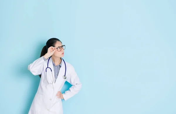 Verward kliniek meisje arts kijken naar leeg gebied — Stockfoto