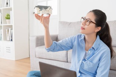 güzel genç kız gösteren ev modeli