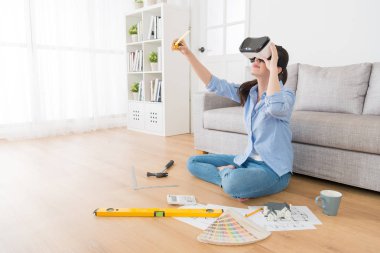 VR gözlük takan profesyonel kadın Tasarımcısı