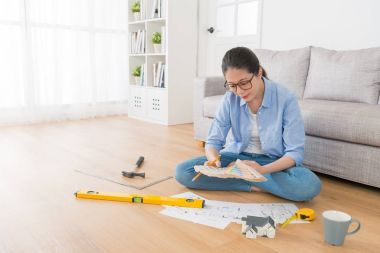 renk pantone palet aracı tutan gülümseyen kadın