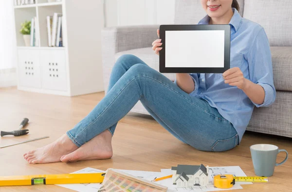 Primer plano de sonriente casa interiorista mujer diseñador — Foto de Stock