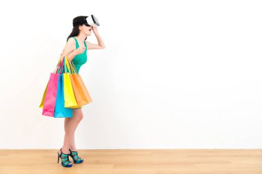 sanal gerçeklik aygıt giyen genç müşteri kadın