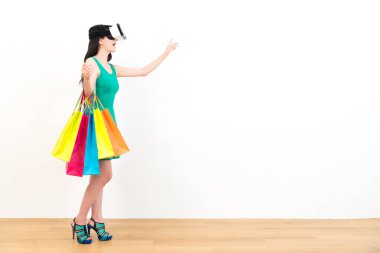 oldukça çekici kadın birçok alışveriş torbaları holding