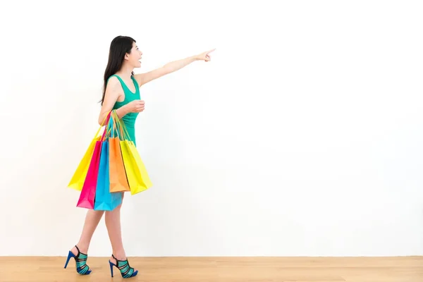 Sonriente mujer sosteniendo muchos colorido bolsa de compras — Foto de Stock