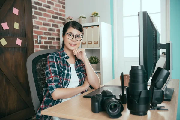 Жінка праворуч сидить у кабінеті редактора фотографій — стокове фото
