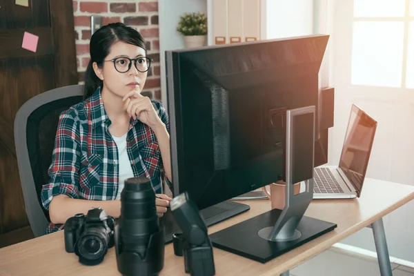 Mulher fotógrafa mulher calma trabalhando no escritório — Fotografia de Stock