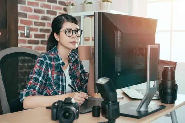 Kellemesen magabiztos női fénykép szerkesztés nő — Stock Fotó