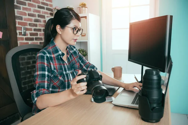Vrouwelijke fotograaf bedrijf business camera — Stockfoto