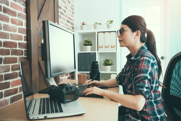 Zoete vrouwelijke fotograaf computer kijken — Stockfoto