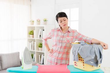 çekici kadın dağınık aile giyim arıyor