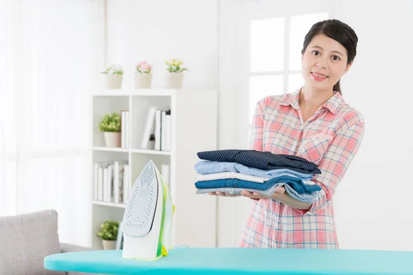 Bela dona de casa mulher engomar todas as roupas — Fotografia de Stock